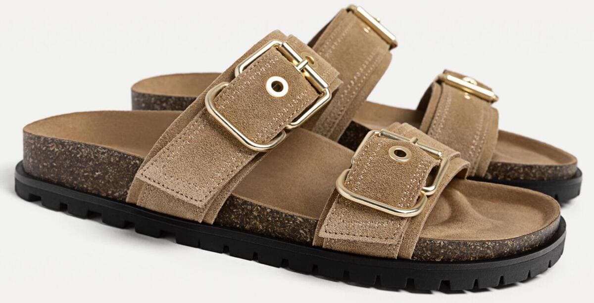 Las sandalias planas de piel en color beige de Stradivarius