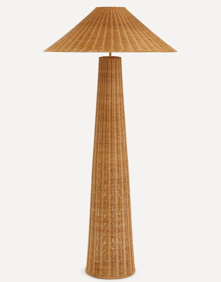 La lámpara de pie de ratán Sendai en color natural de El Corte Inglés