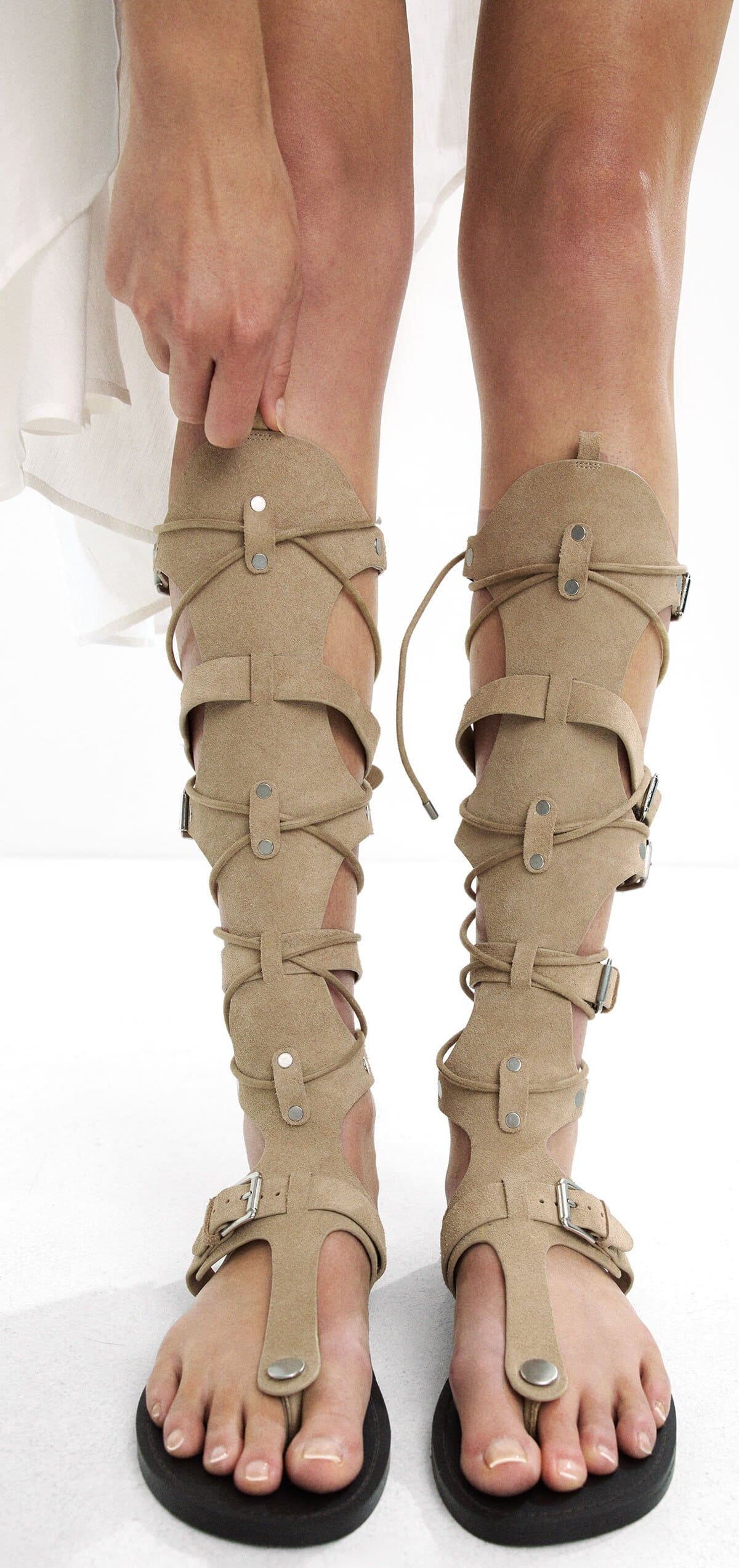 Las nuevas sandalias gladiadoras de piel en color beige de Parfois
