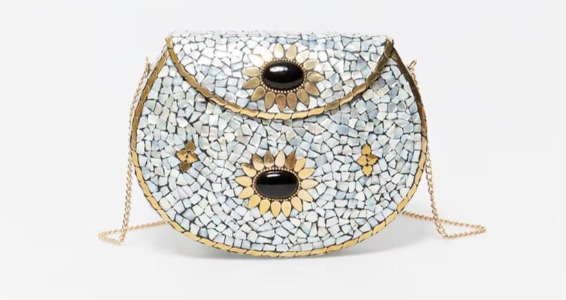 Bolso tipo caja redonda y con detalle de piedra