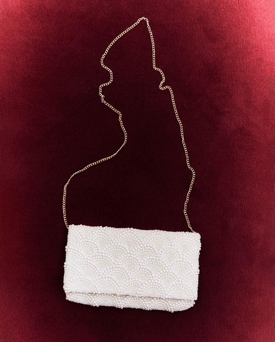 Bolso tipo sobre beads con acabado de perlas