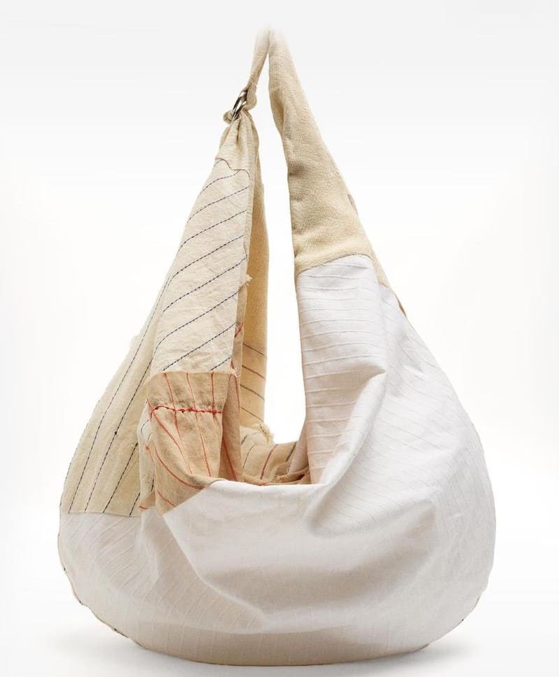 Bolso de hombro grande de textura y con estampado de rayas