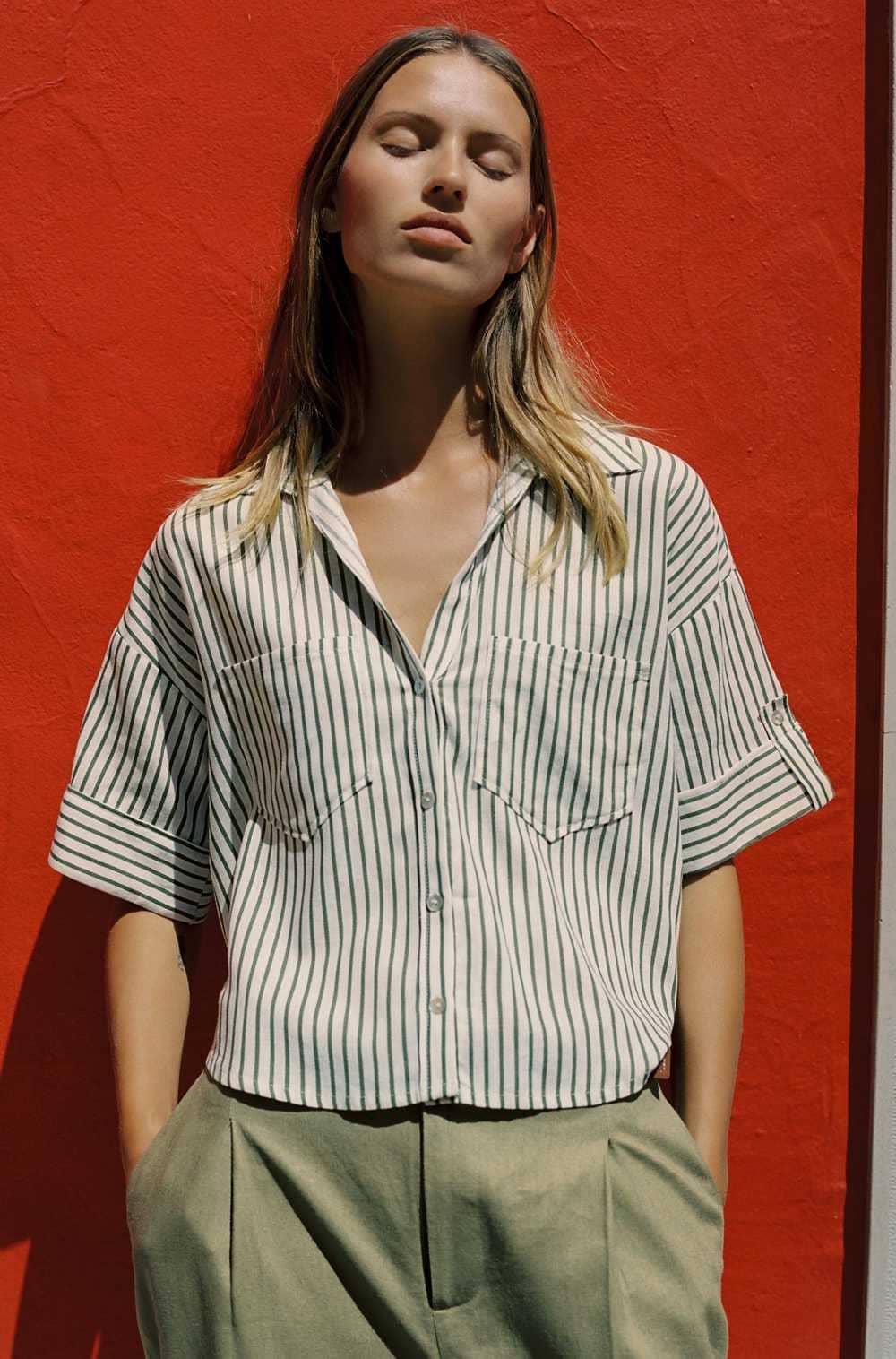 Camisa cropped con lino de Zara