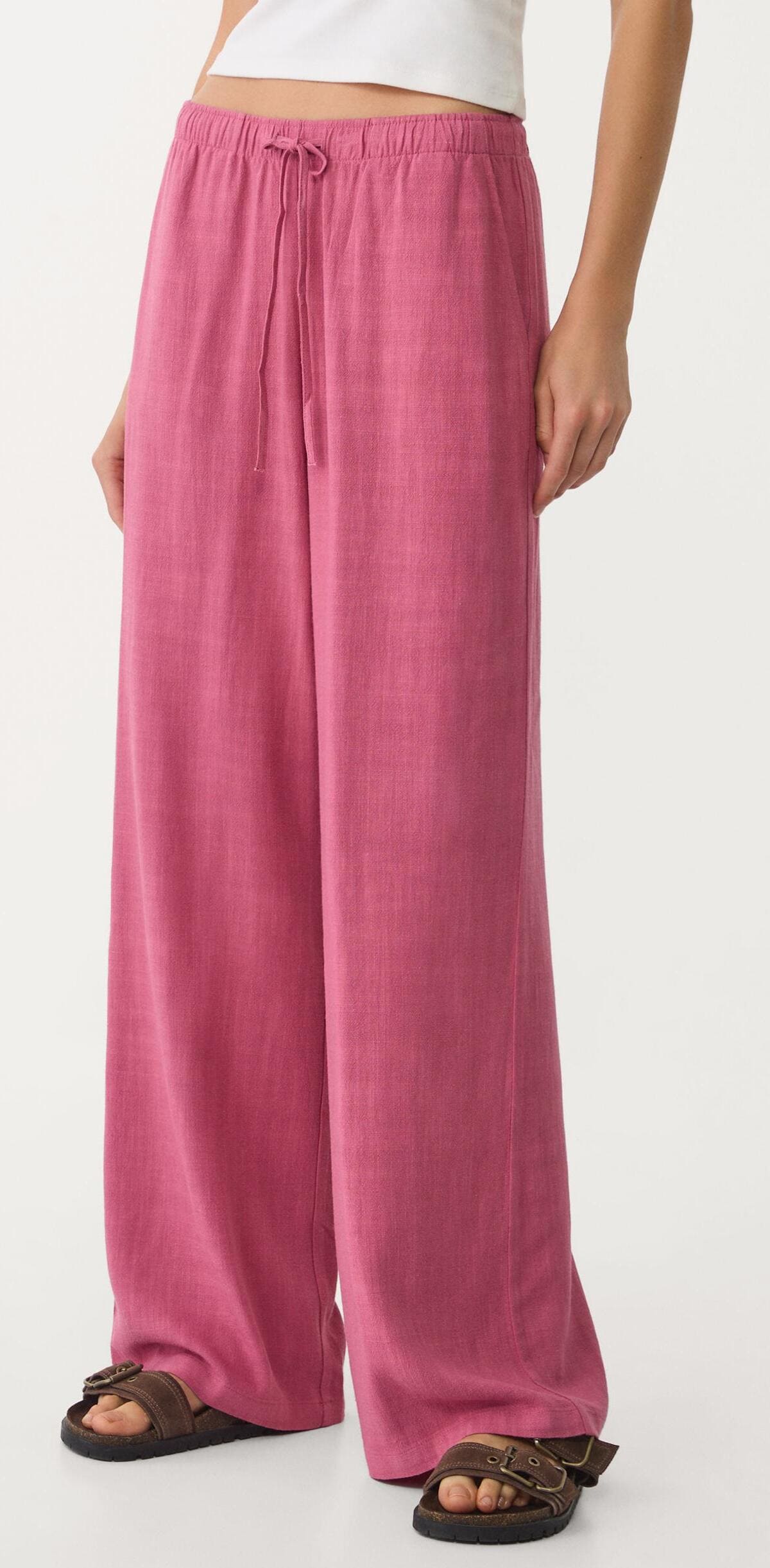 El nuevo pantalón fluido con lino en color rosa maquillaje de Stradivarius