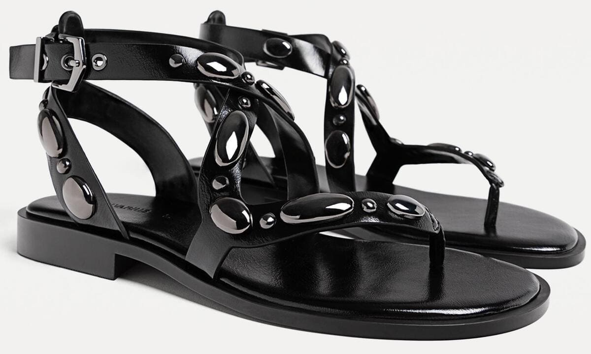 Las sandalias planas con metalería en color negro de Stradivarius