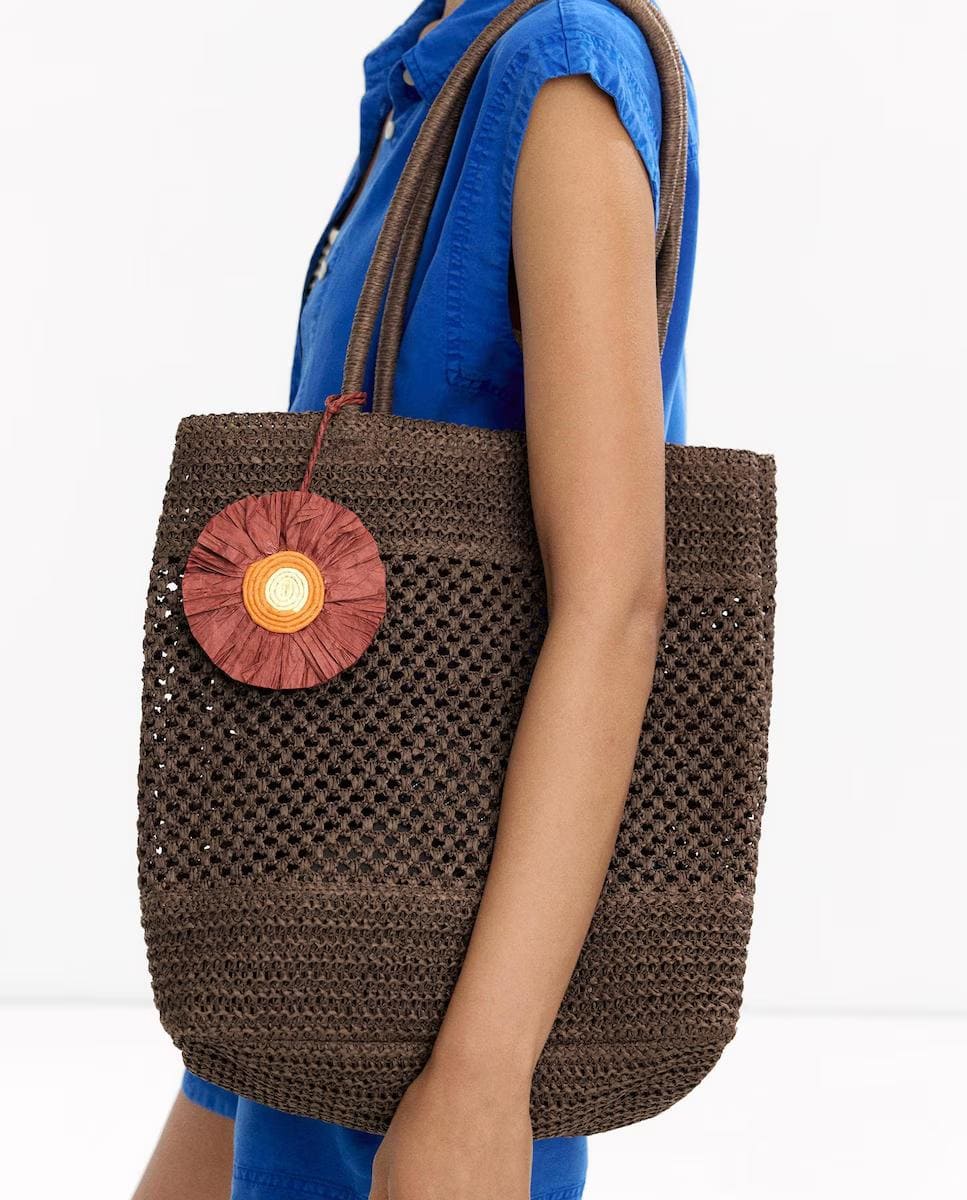 Bolso de hombro estilo shopper efecto rafia con flor decorativa en liso