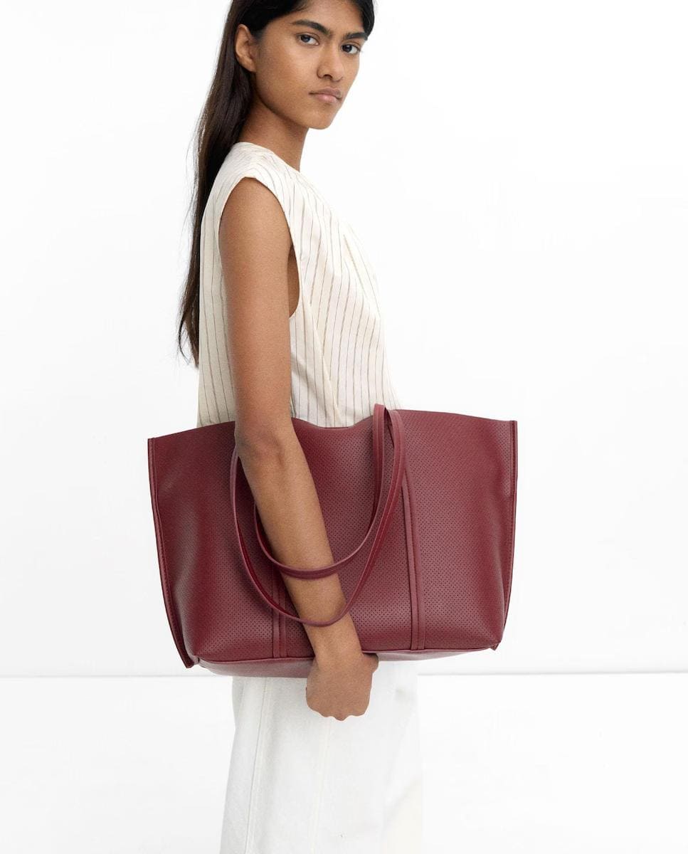 Bolso de hombro estilo shopper perforado con neceser extraíble y cierre imantado