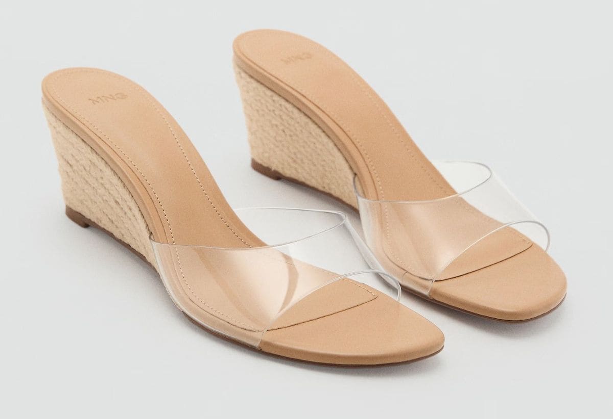 Sandalia cuña vinilo de Mango