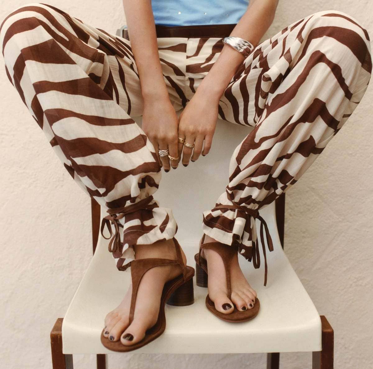 Sandalia tacón piel ante de Mango