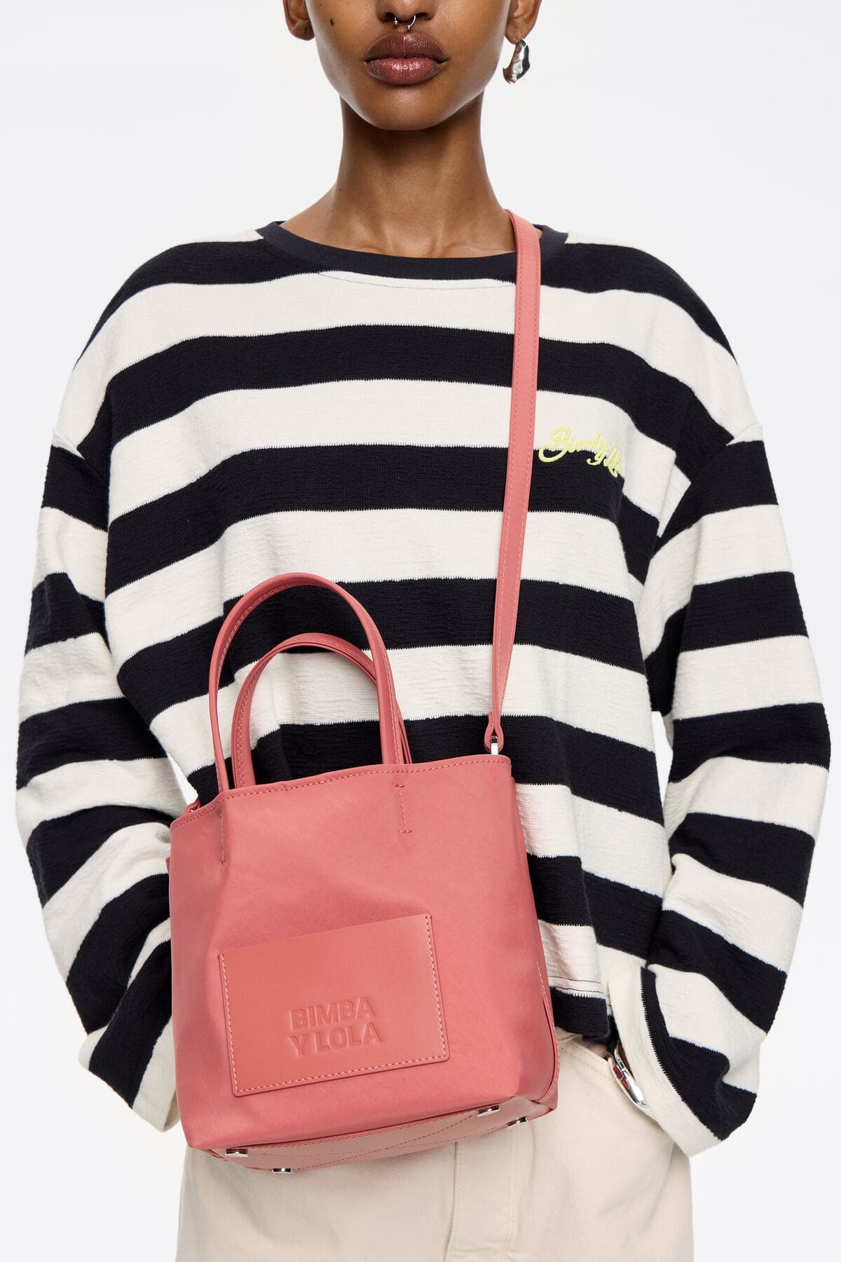 El bolso chihuahua pequeño de nylon en color rosa de Bimba y Lola