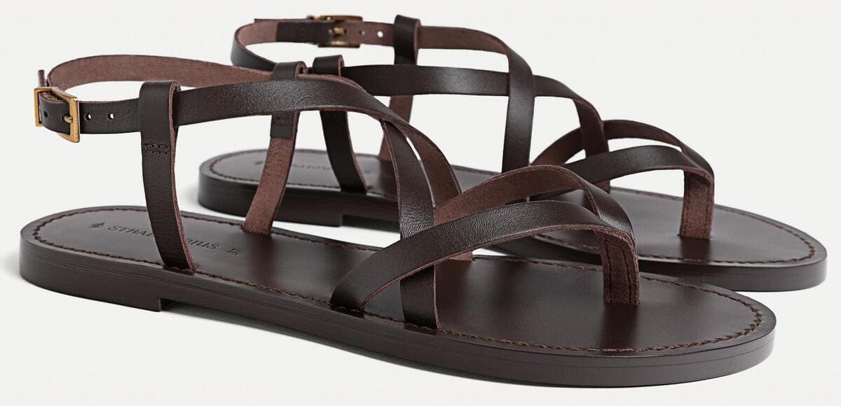 Las nuevas sandalias planas con tiras de piel en color marrón de Stradivarius