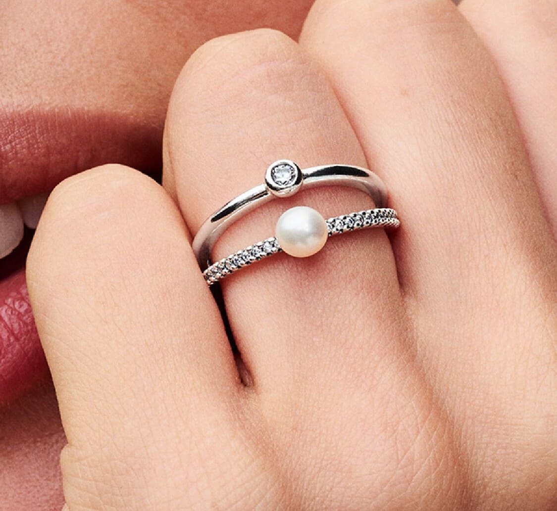 Anillo Doble Banda Perla Cultivada de Agua Dulce Tratada y Pavé