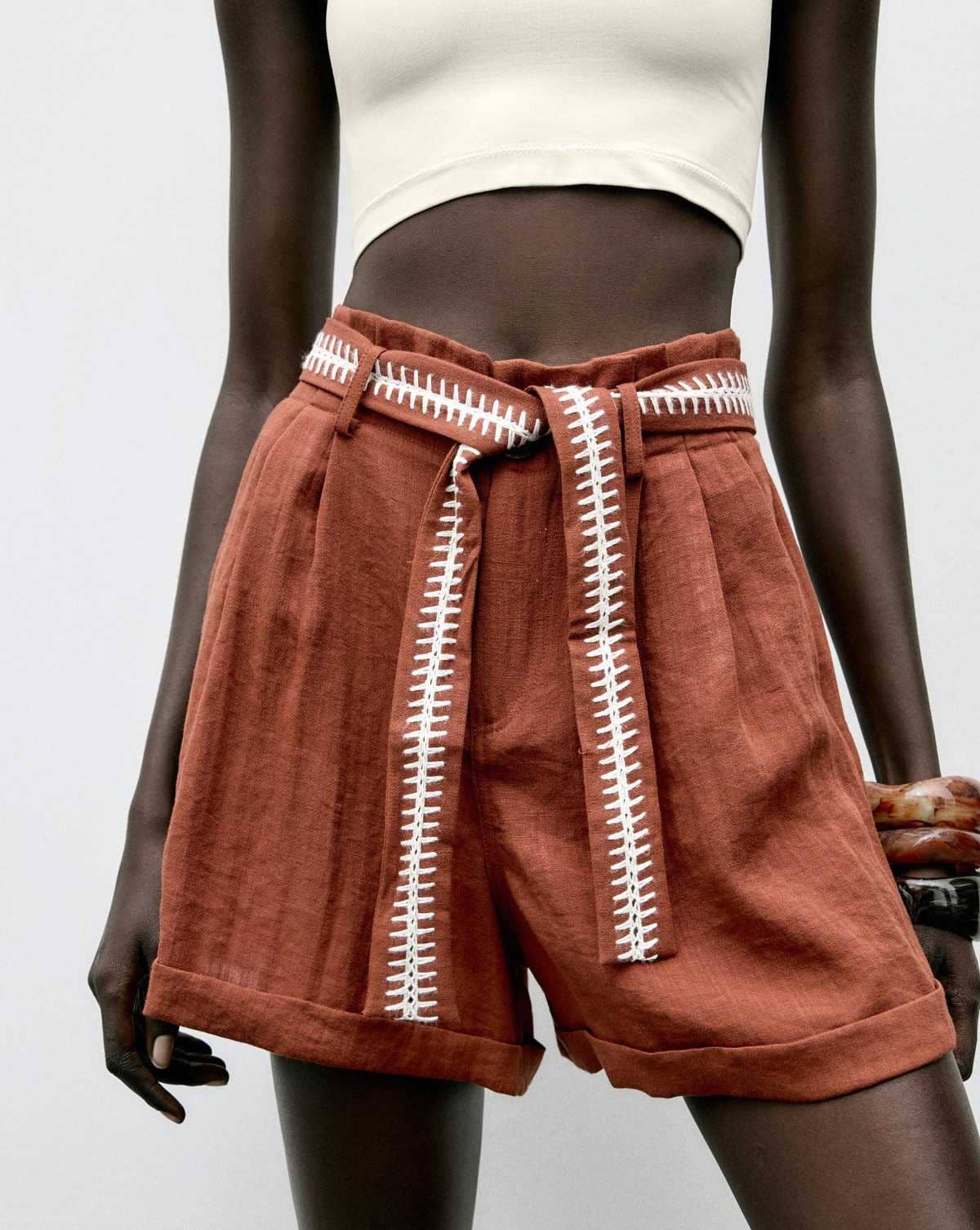 Bermuda cinturón bordados de Zara