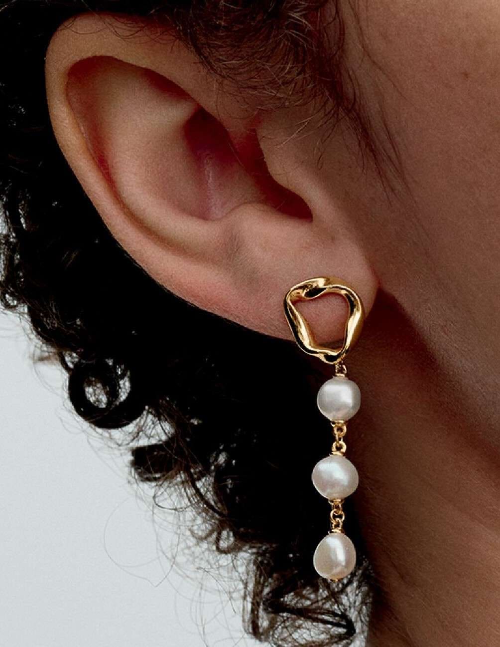 Pendientes Colgantes Círculo Forma Orgánica y Perlas Cultivadas de Agua Dulce Barroca de Pandora