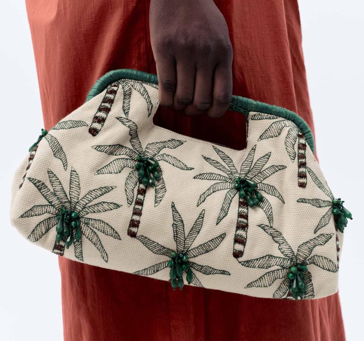 Sobre detalle abalorios de Zara