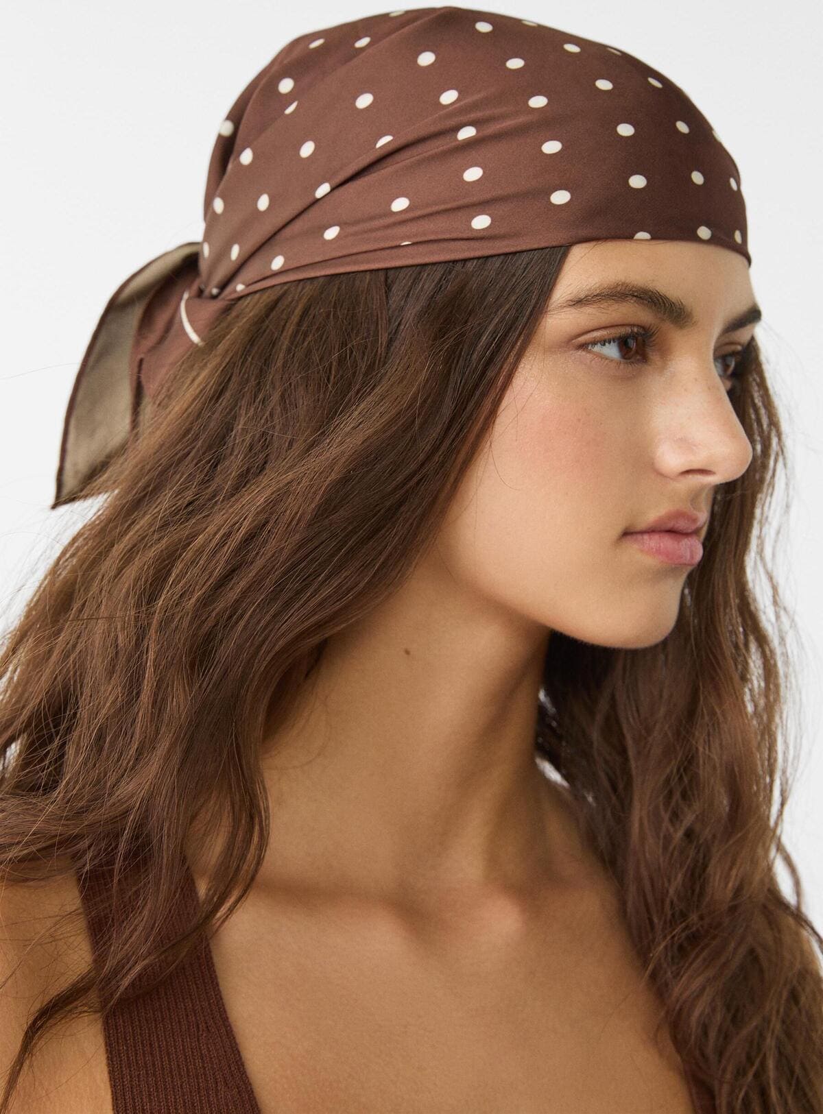 El pañuelo con topos en color marrón de Stradivarius