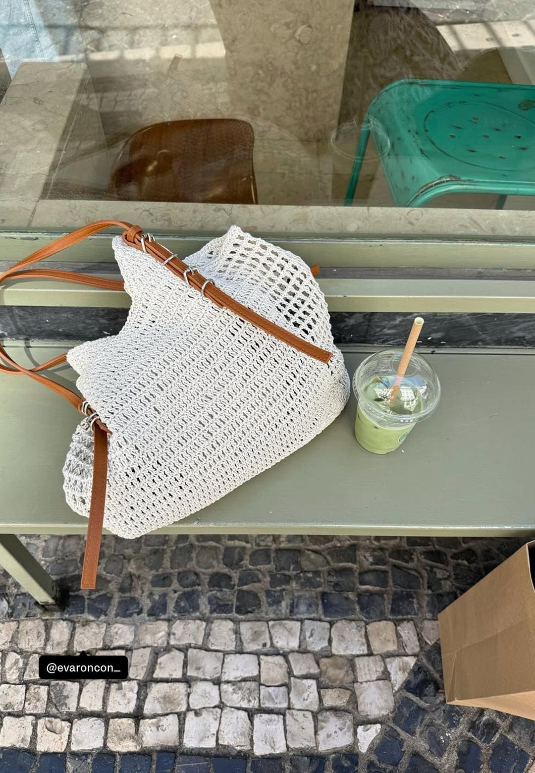 El bolso de hombro de crochet en color crudo de Stradivarius