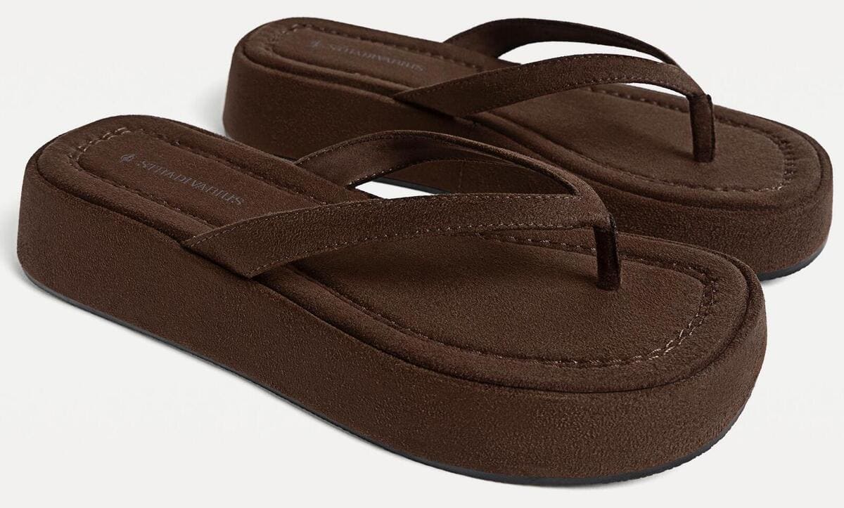 Las sandalias planas de tejido en color marrón de Stradivarius