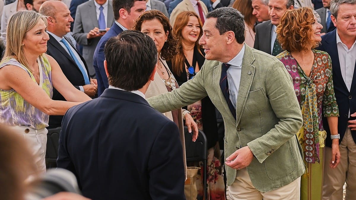 Juanma Moreno saluda a los asistentes | Salvador López Medina