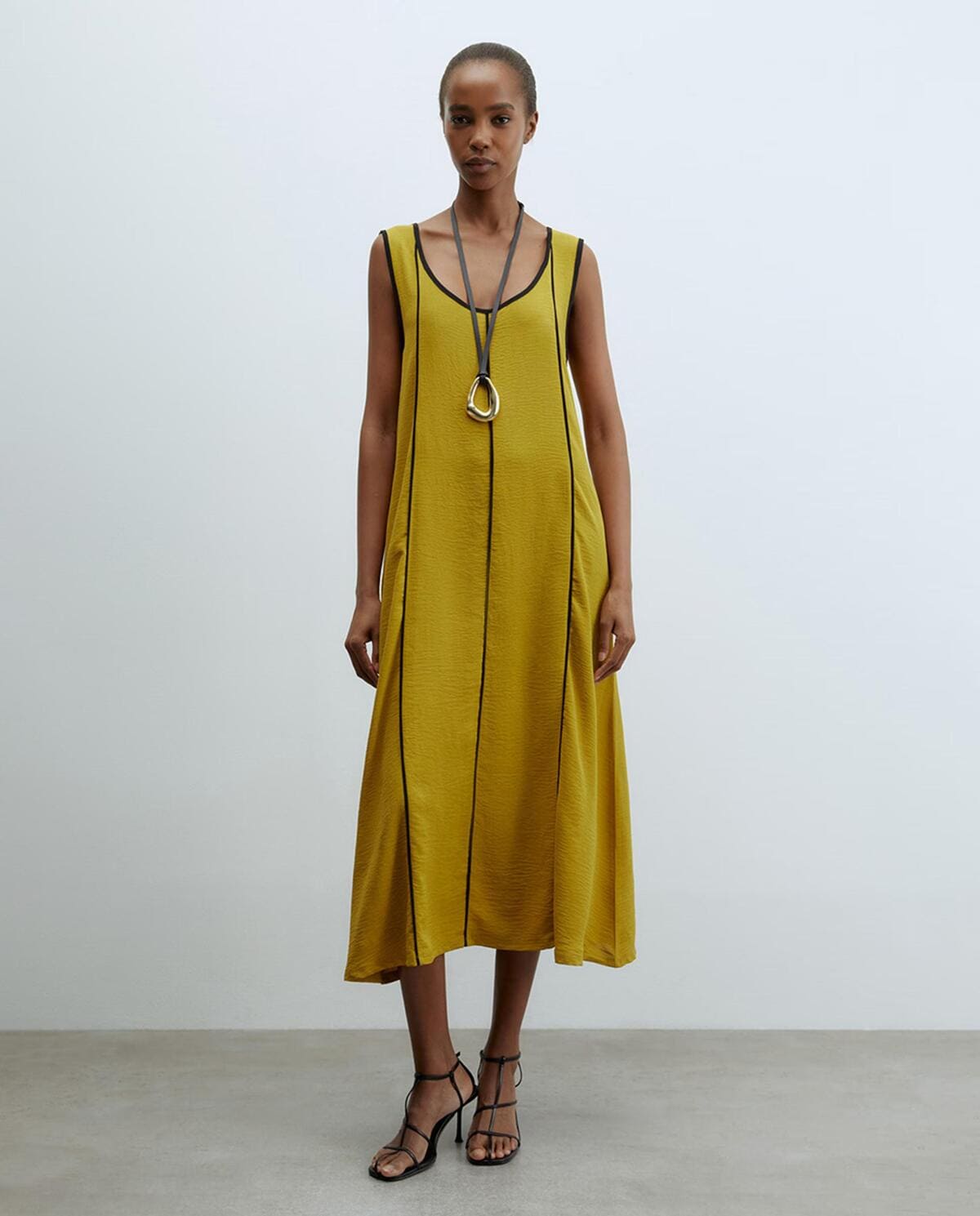 Vestido Sfera con detalles a contraste