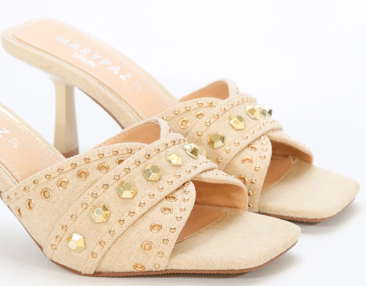 Sandalias de tacón con tachas