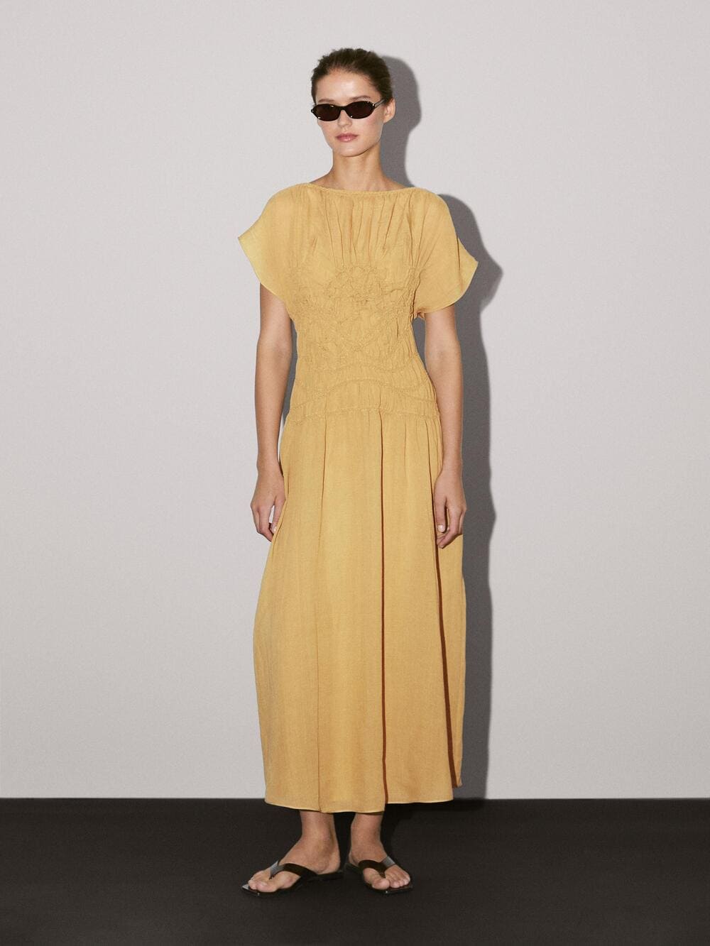 Vestido midi con detalle bordados, Massimo Dutti