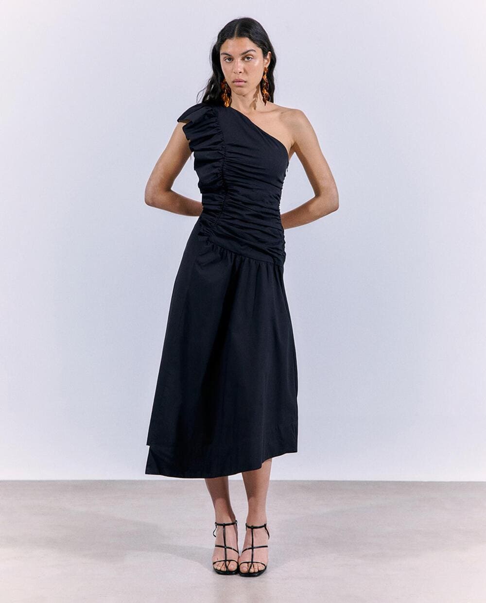 Vestido con escote de hombro, Sfera