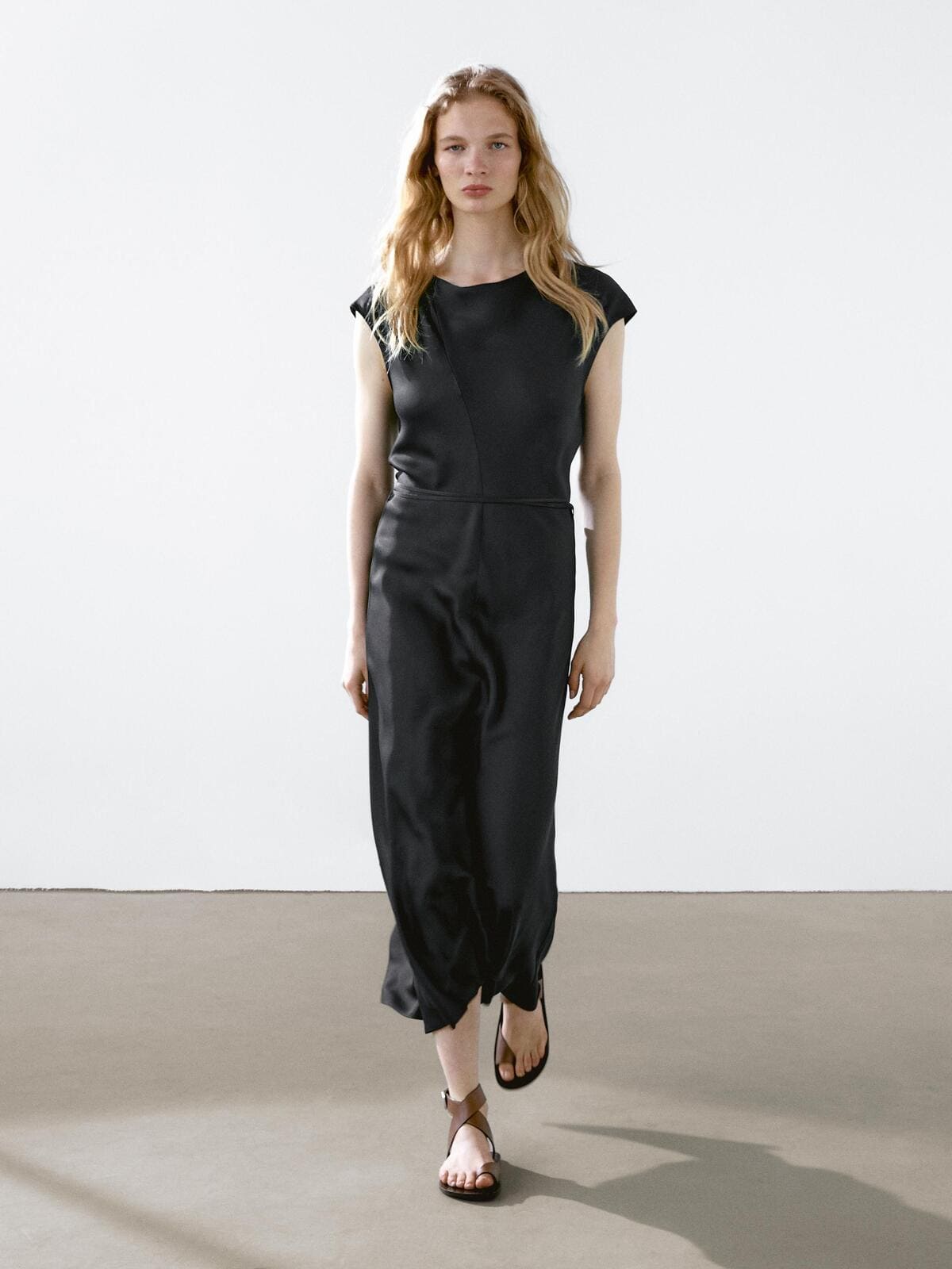 Vestido midi satinado con ajuste de cintura