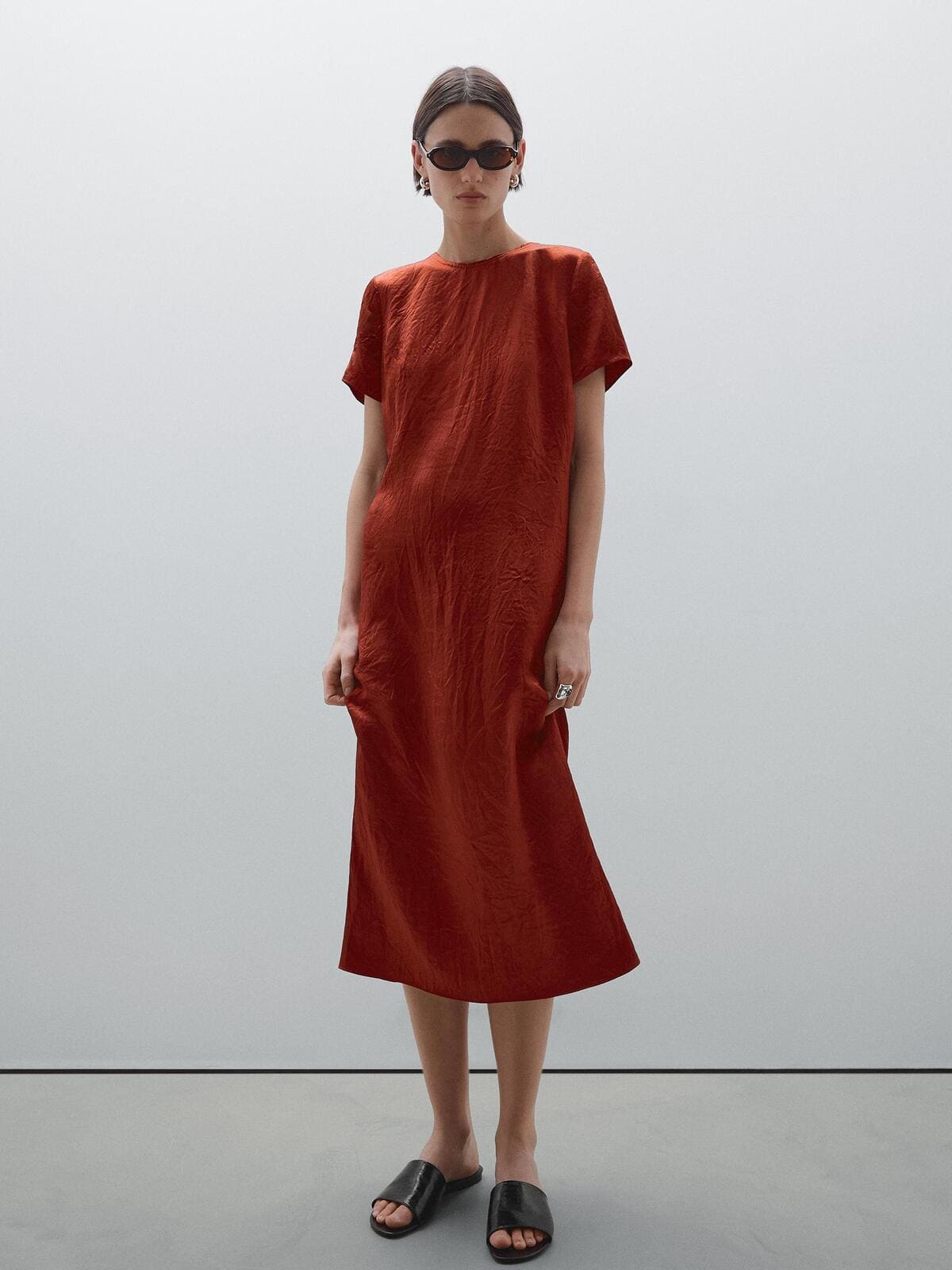 Vestido midi satinado y fluido