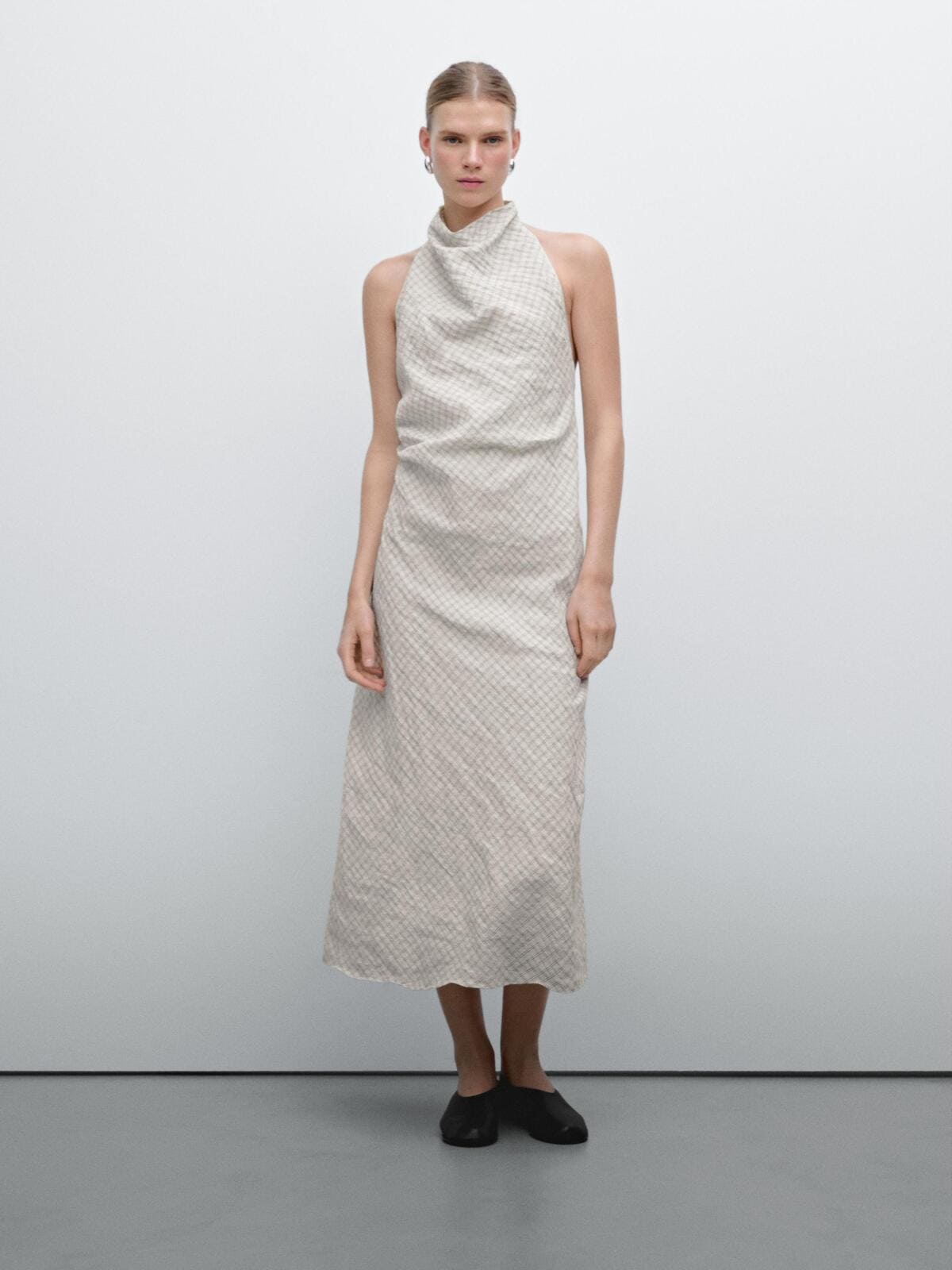 Vestido midi de cuello halter y escote de espalda