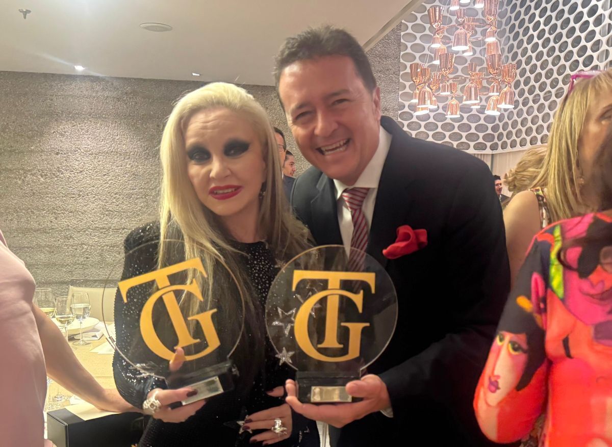 Alaska y Jesús Rubiales posan con sus Premios Grandes Talentos 2025 en el Hotel NH Eurobuilding de Madrid