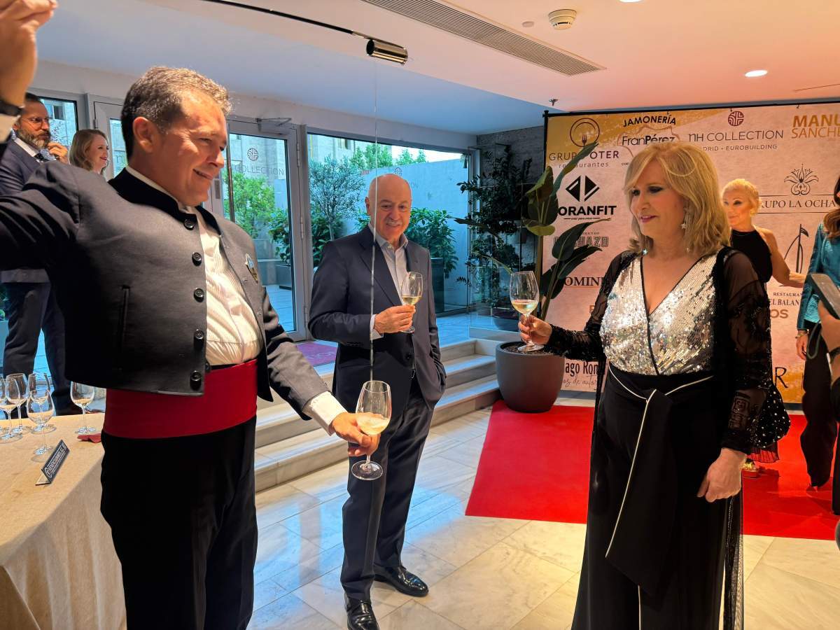 Jesús Rubiales venencia en los Premios Grandes Talentos 2025 en el Hotel NH Eurobuilding de Madrid. EN la imagen la presentadora Nieves Herrero sostiene una copa de vino de Jerez.