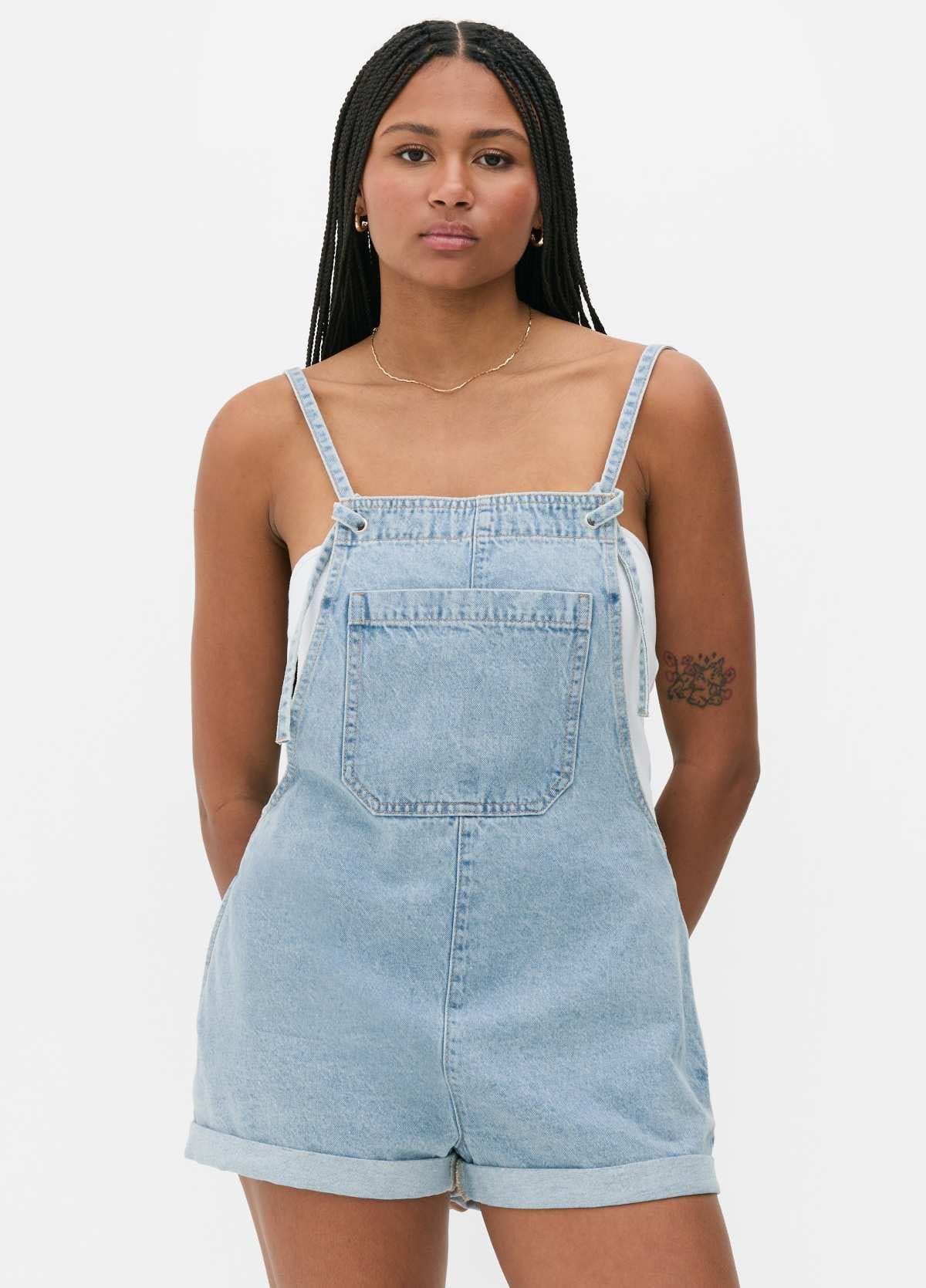 Mono corto vaquero con bolsillo delantero de Primark