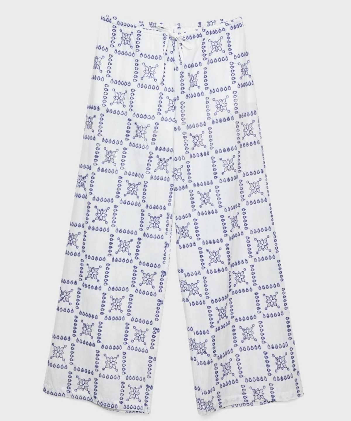 Pantalón bordado azul de Stradivarius