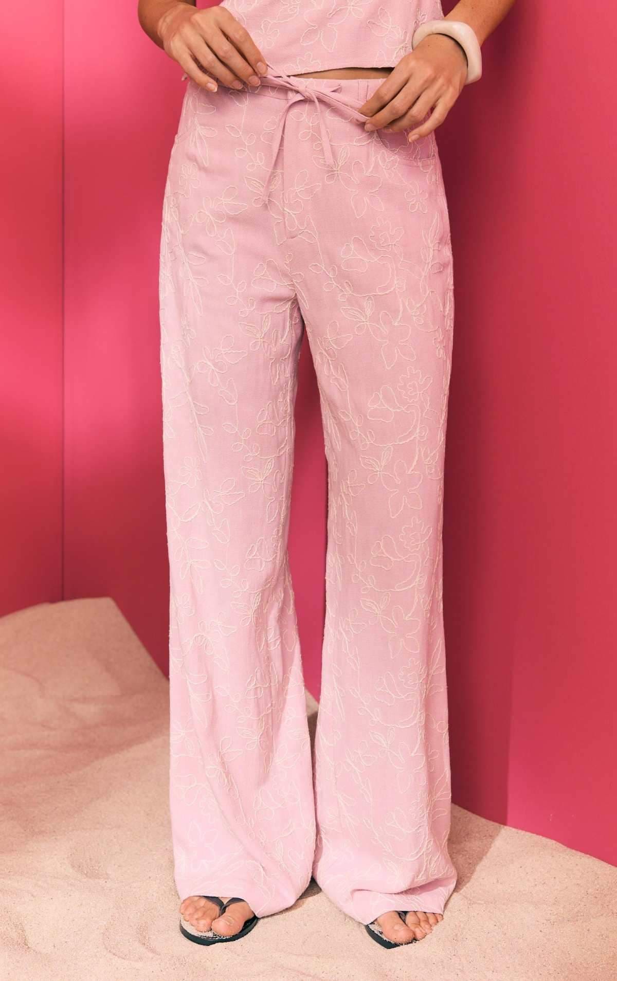 Pantalón straight bordados con lino de Stradivarius