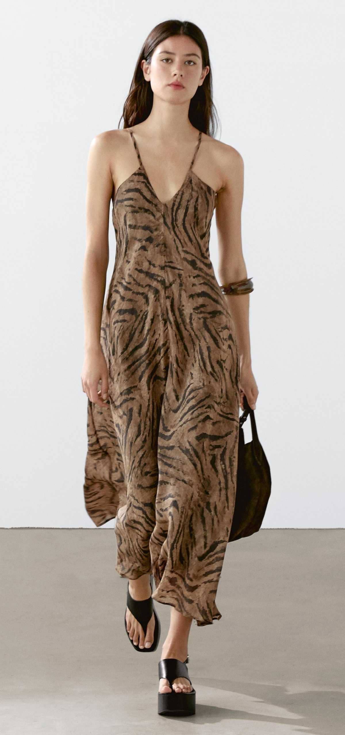 Vestido largo animal print con ramio de Massimo Dutti