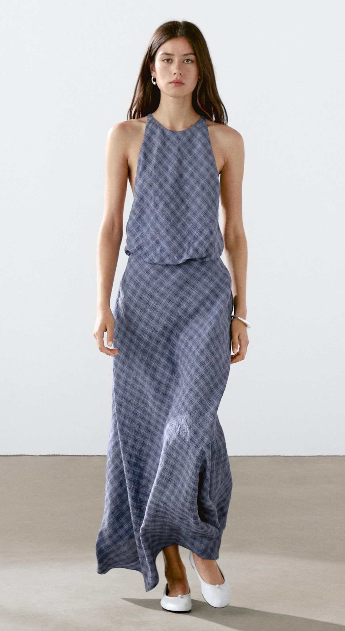 Vestido largo cuadros detalle espalda de Massimo Dutti