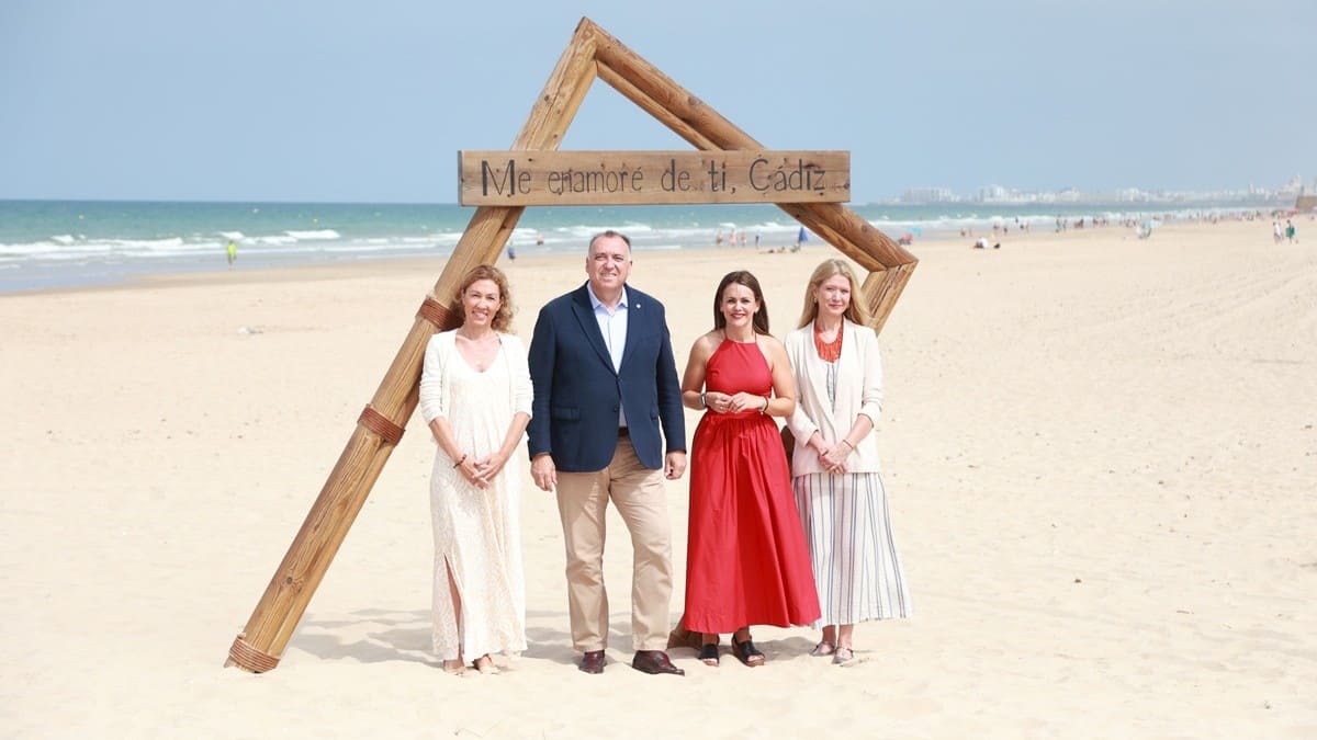La playa de Cortadura de Cádiz, escenario privilegiado para la presentación del acto | Cristo García