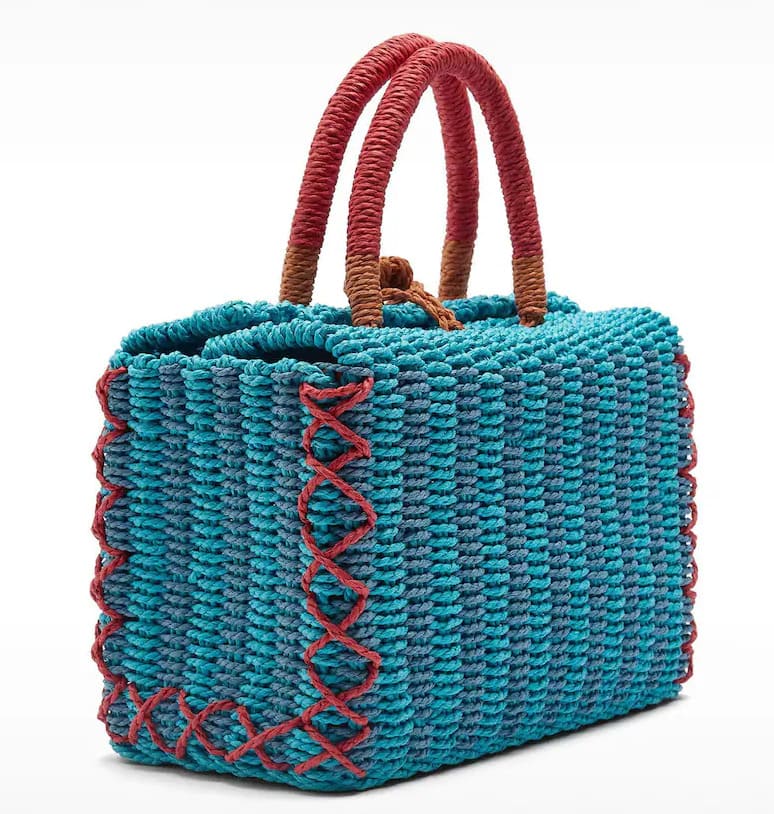 El nuevo bolso de mano estilo tote rectangular efecto rafia en color azul de Parfois en El Corte Inglés
