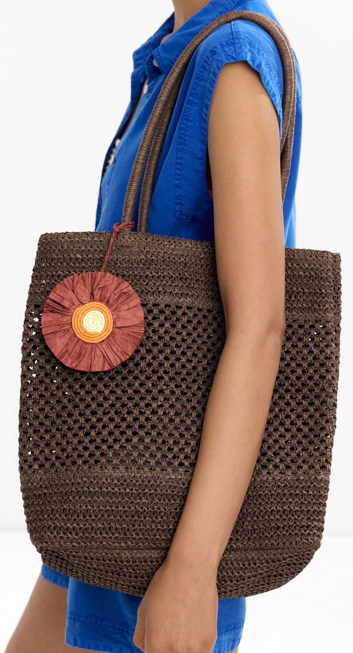 El nuevo bolso shopper de efecto rafia con colgante en color marrón de Parfois