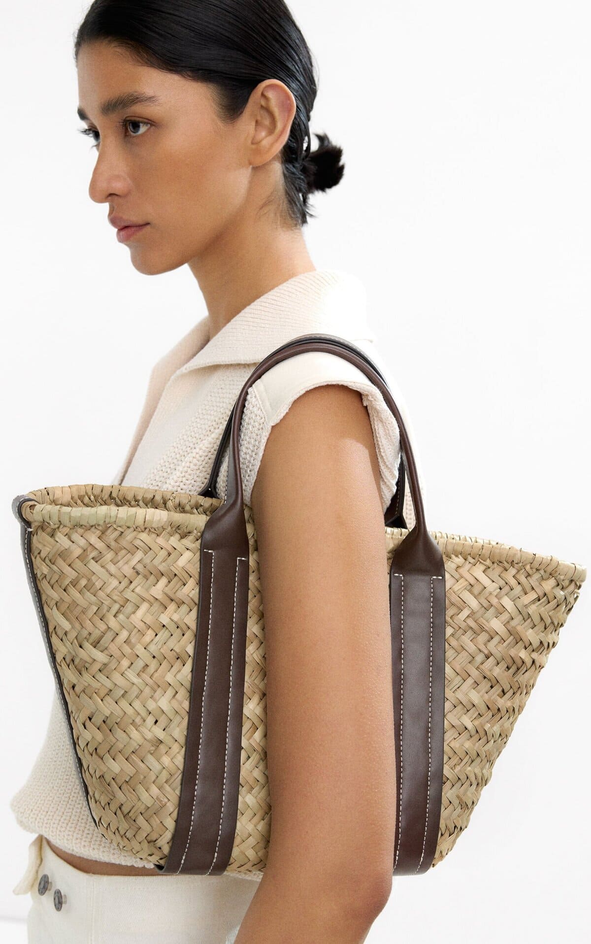 El nuevo bolso shopper de rafia en color marrón de Parfois