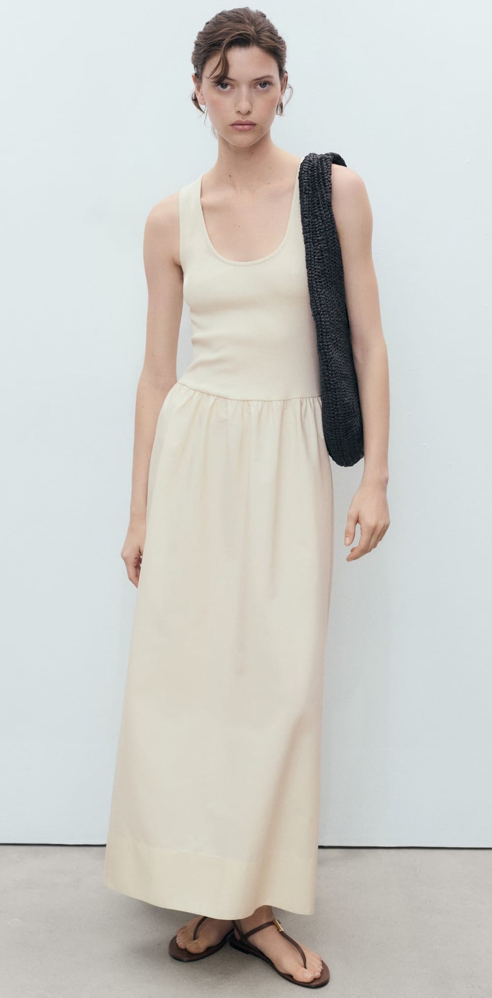 El nuevo vestido evasé con tejido combinado en color crudo de Mango