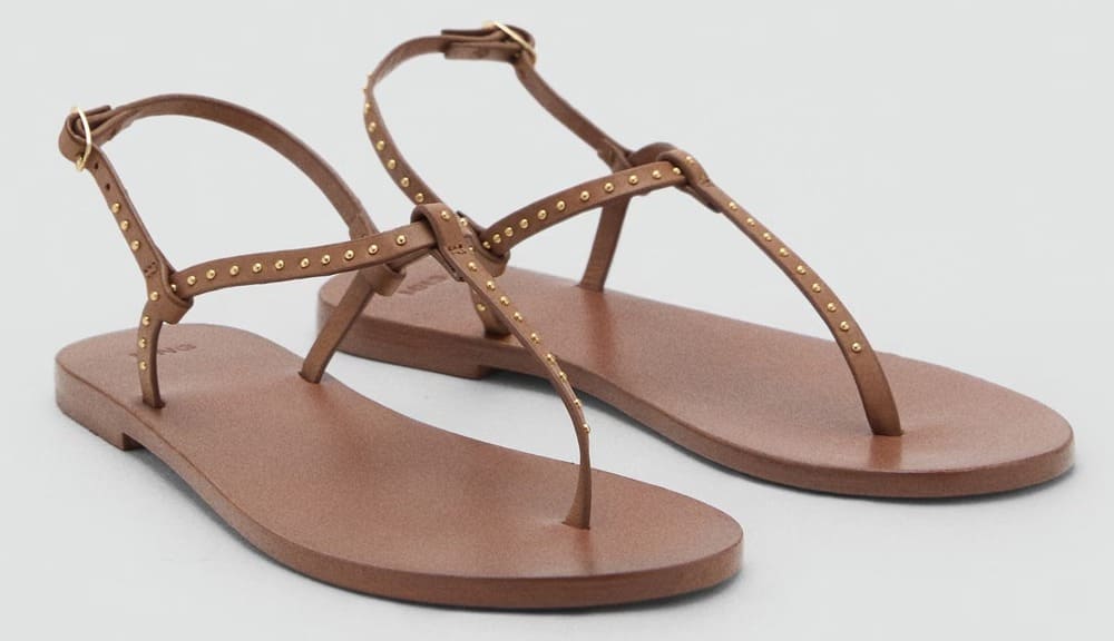 Las nuevas sandalias de piel con mini tachuelas en color cuero de Mango