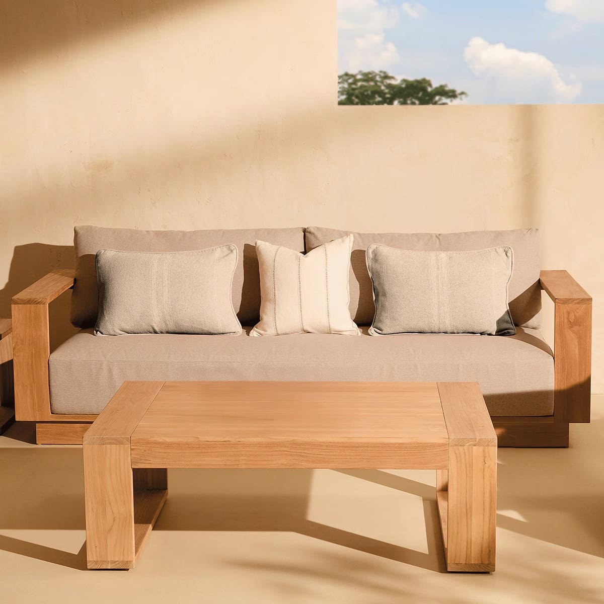 El sofá de jardín de 3,5 plazas de madera de teca Formentor de El Corte Inglés