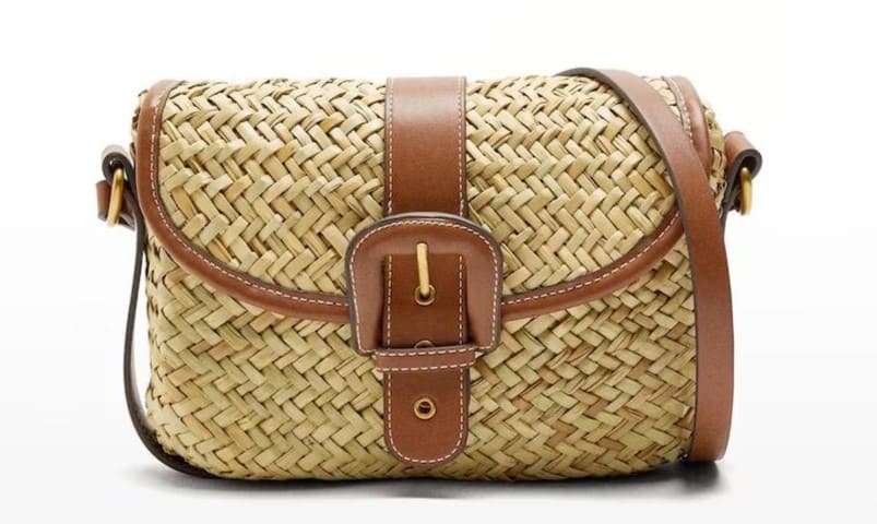 Bandolera con solapa y efecto rafia con cierre imantado