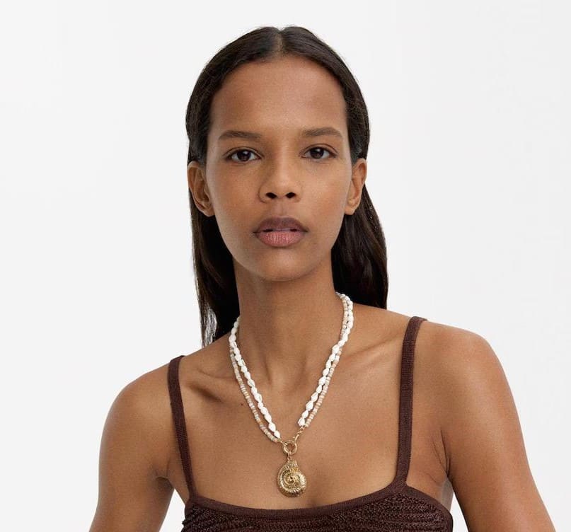 Collar doble con cuentas y abalorio de caracola