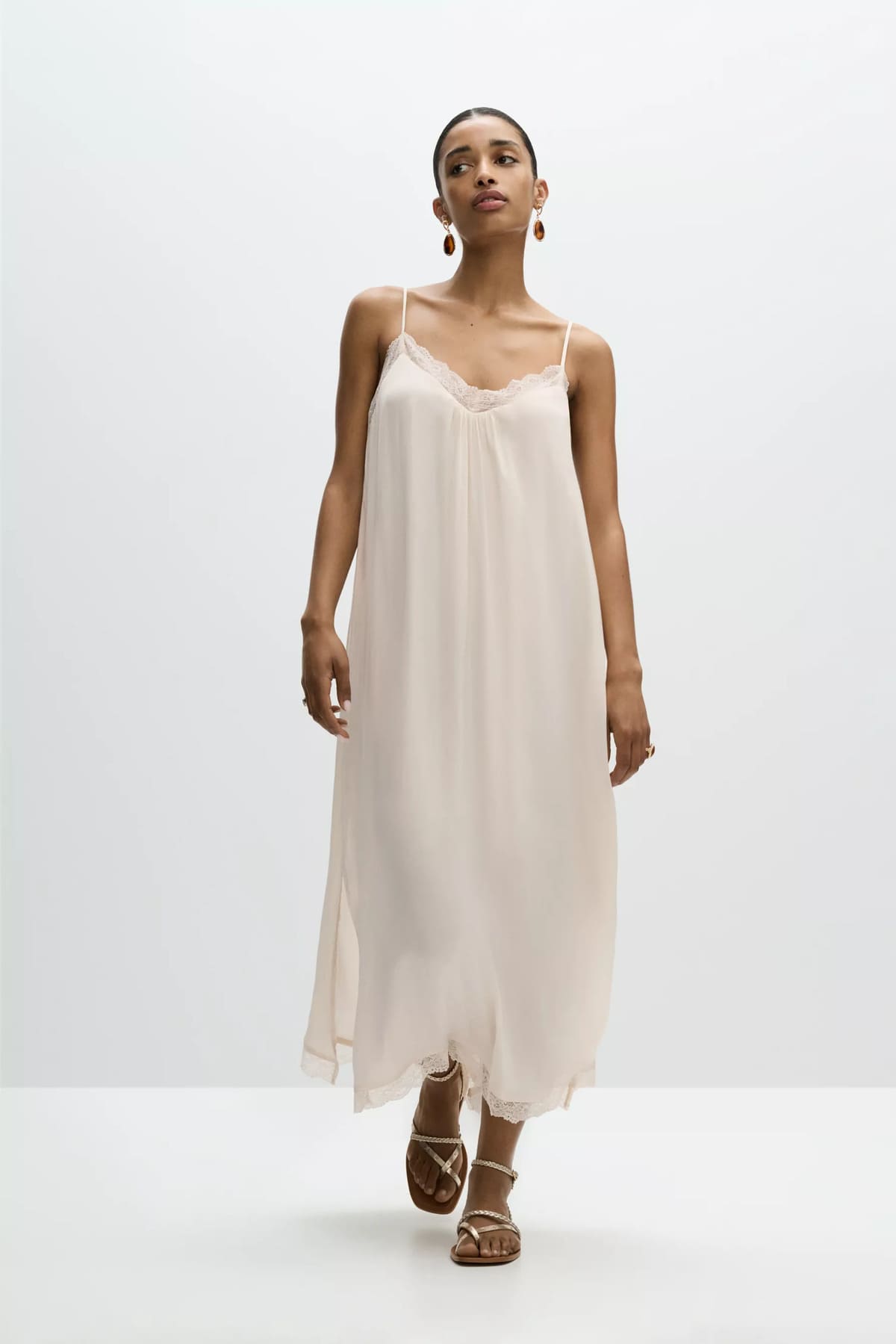 Vestido midi con detalles de encaje