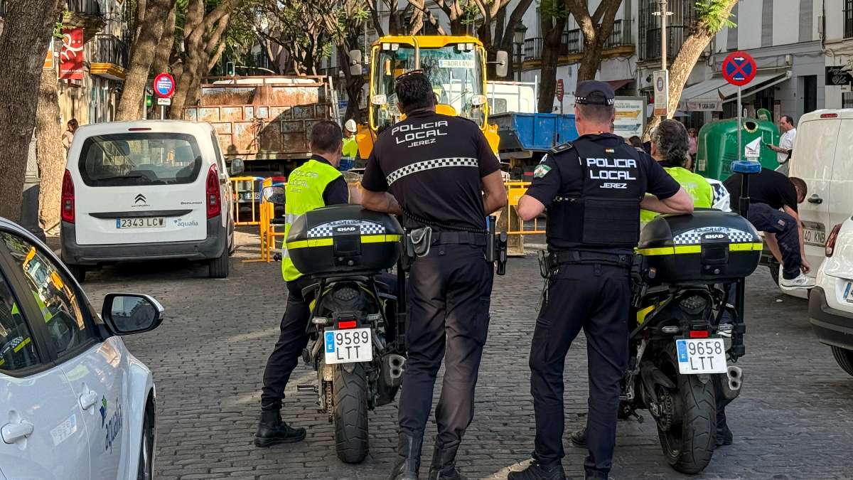 La Policía Local en la calle Porvera | Cristo García