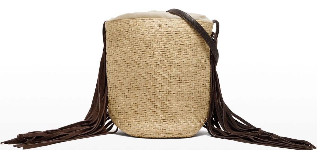 Bolso bombonera de rafia con flecos de piel de Parfois