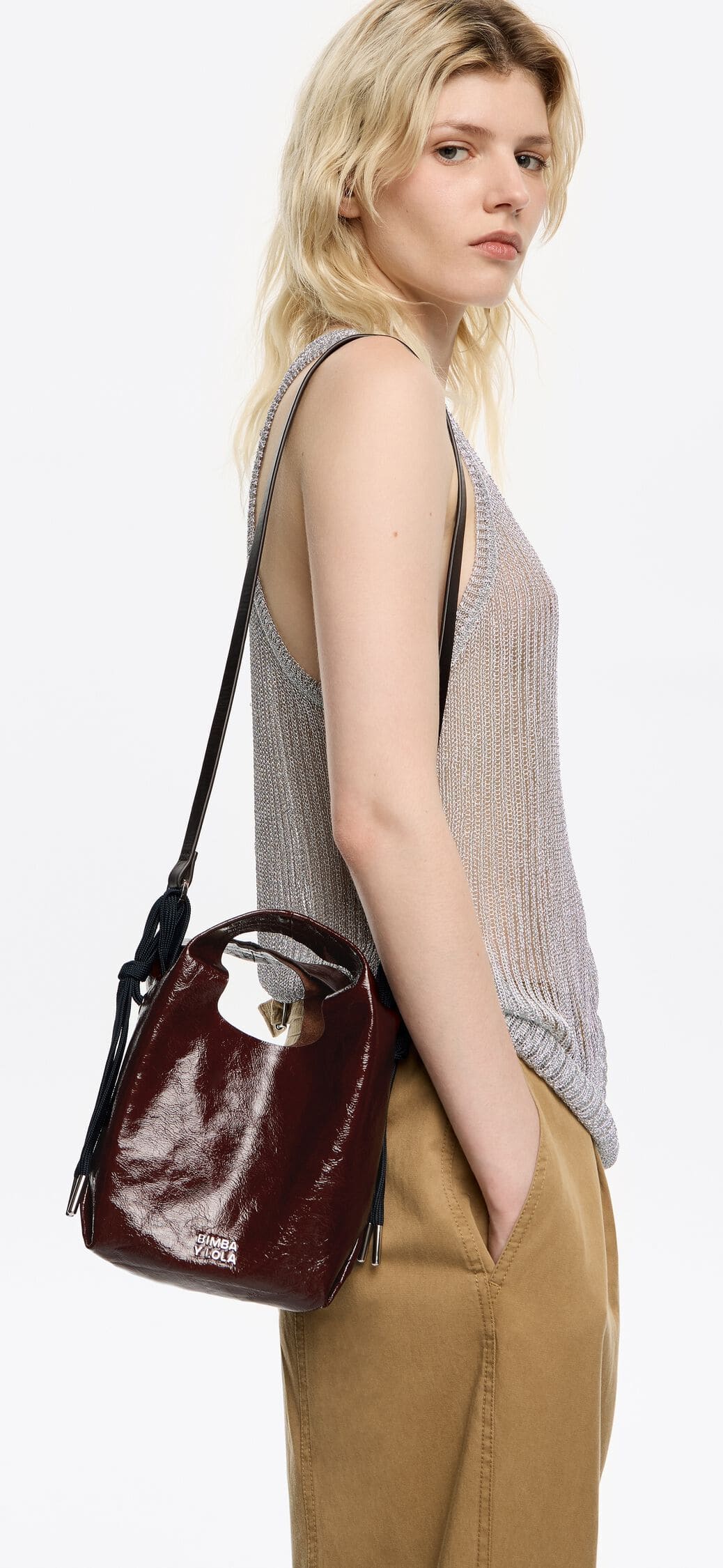 El nuevo bolso paper mini de piel en color castaña de Bimba y Lola